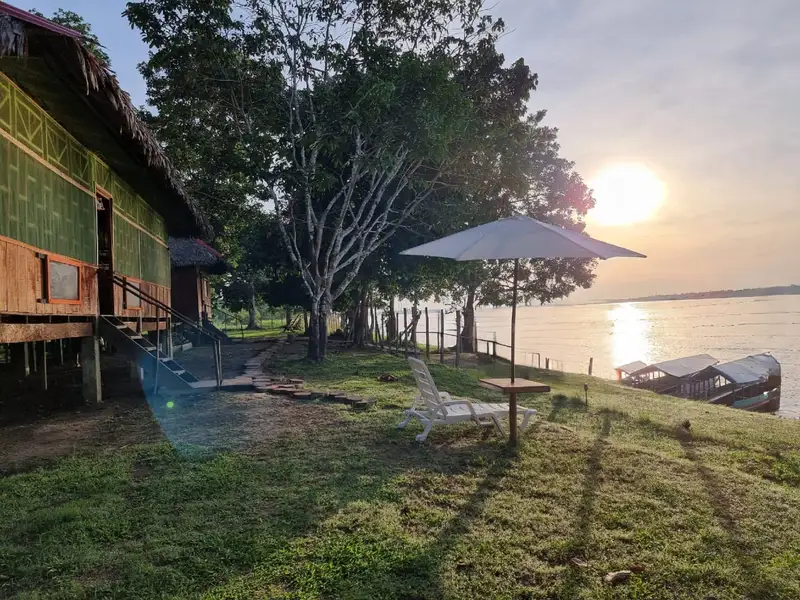 Amazon and Expeditions - A orillas del río amazonas